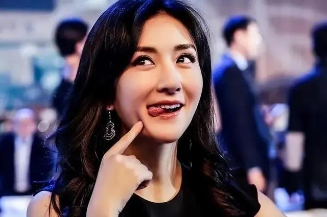 谢娜参加双十一晚会，抢词、忘梗太尴尬，她欠内娱一个“道歉”