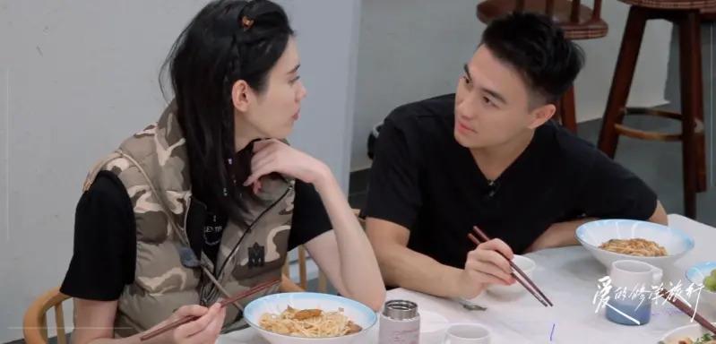 她找小19岁弟弟图啥，无痛当妈？