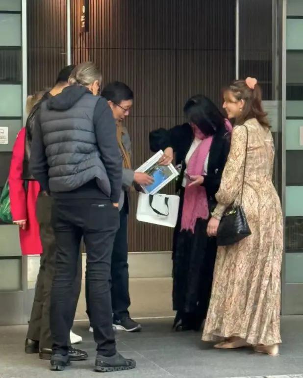 林志玲宣布退圈后罕露面，拎4万包陪老公会友