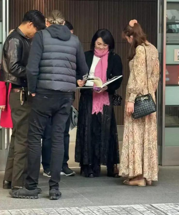 林志玲宣布退圈后罕露面，拎4万包陪老公会友