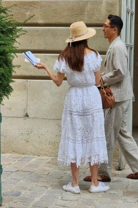 林志玲宣布退圈后罕露面，拎4万包陪老公会友