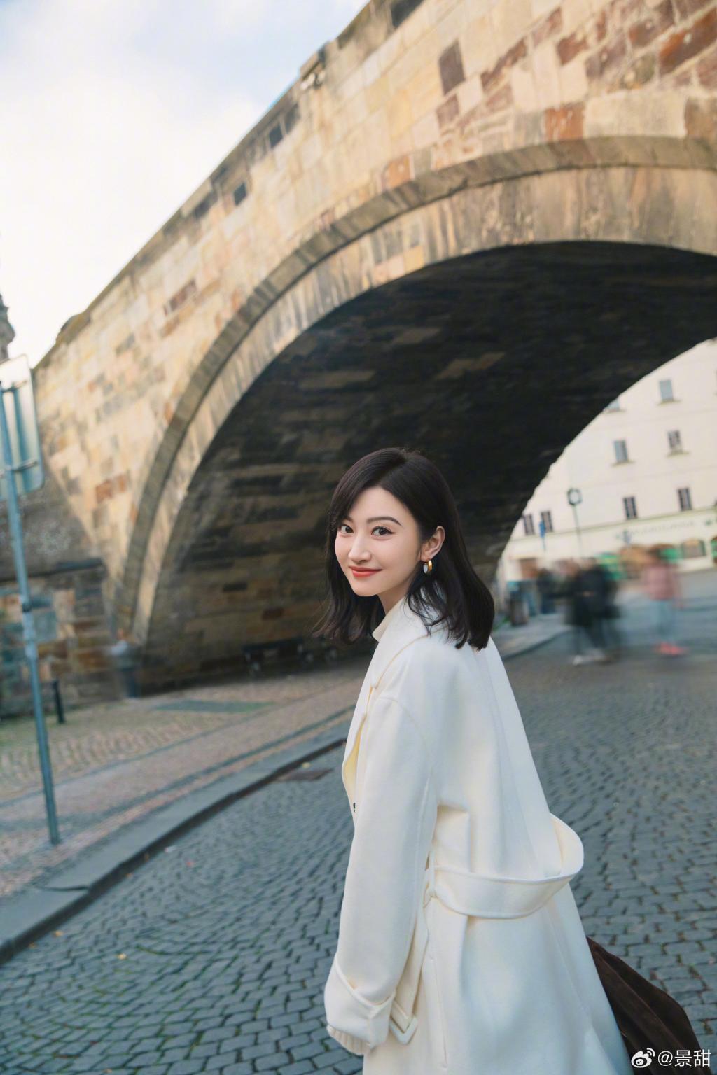 景甜穿白色大衣温柔优雅 回眸一笑太撩人