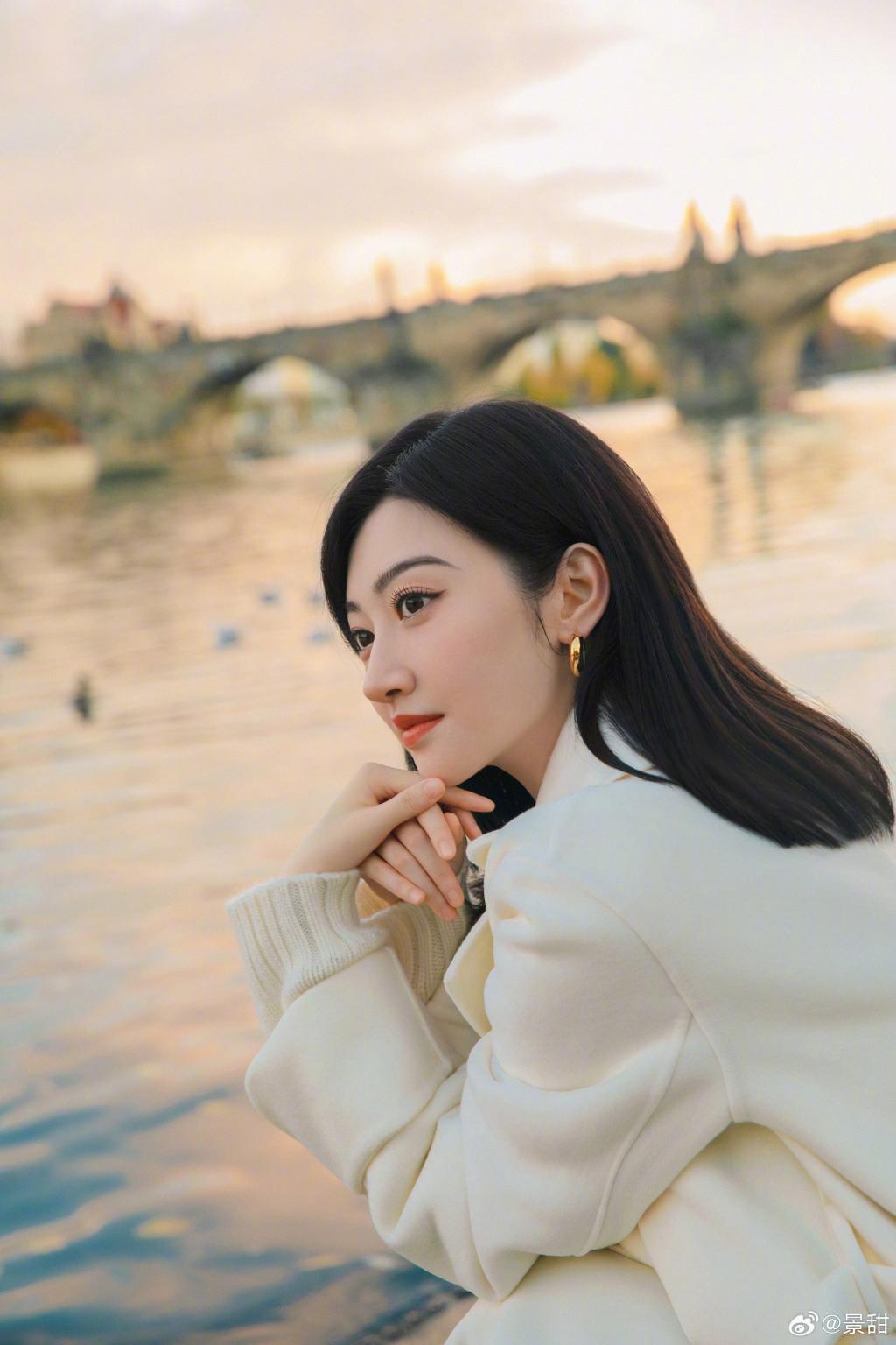 景甜穿白色大衣温柔优雅 回眸一笑太撩人