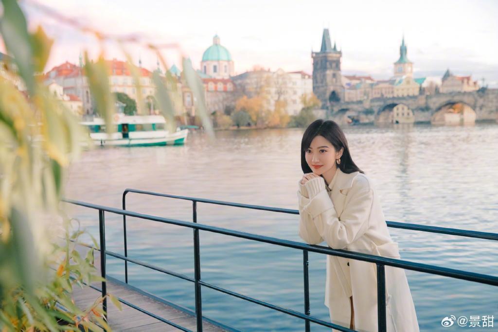 景甜穿白色大衣温柔优雅 回眸一笑太撩人