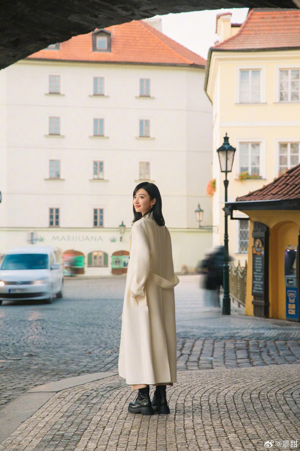 景甜穿白色大衣温柔优雅 回眸一笑太撩人