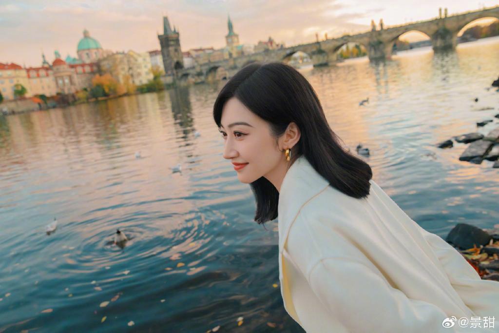 景甜穿白色大衣温柔优雅 回眸一笑太撩人