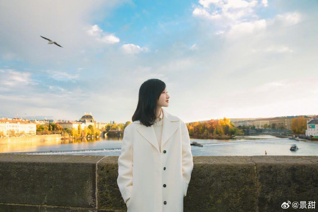 景甜穿白色大衣温柔优雅 回眸一笑太撩人