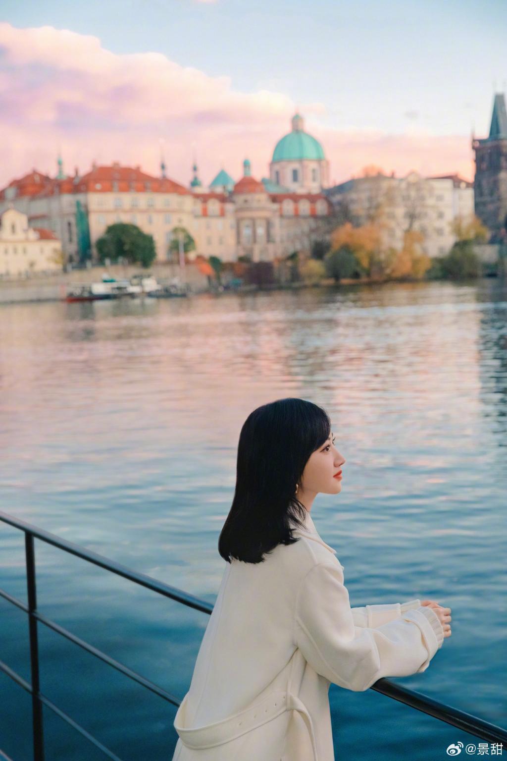 景甜穿白色大衣温柔优雅 回眸一笑太撩人