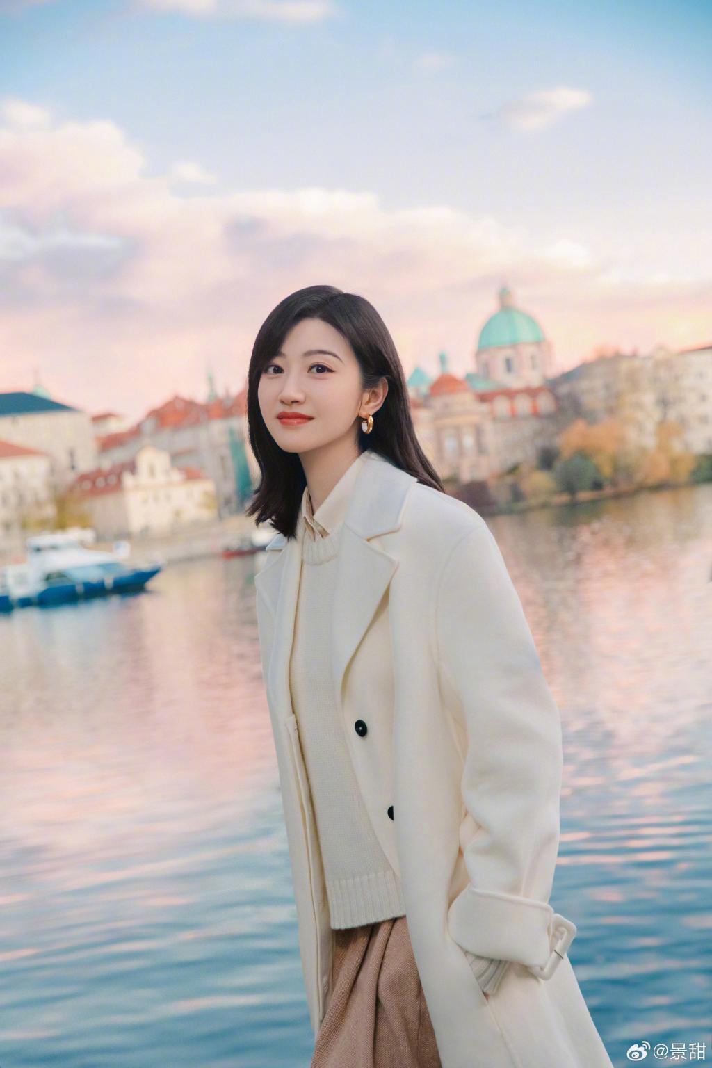景甜穿白色大衣温柔优雅 回眸一笑太撩人