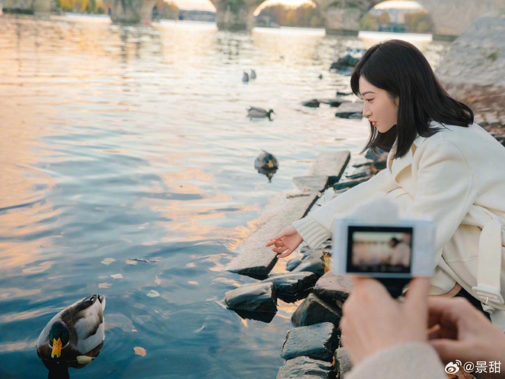 景甜穿白色大衣温柔优雅 回眸一笑太撩人