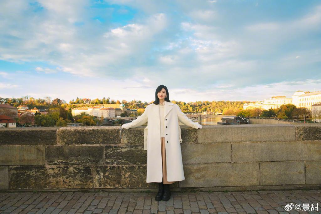 景甜穿白色大衣温柔优雅 回眸一笑太撩人