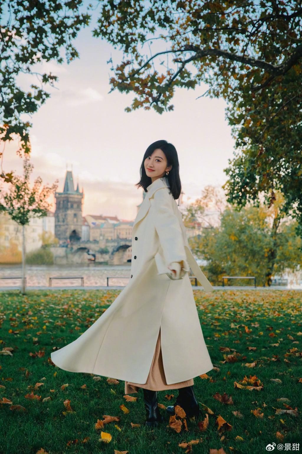 景甜穿白色大衣温柔优雅 回眸一笑太撩人