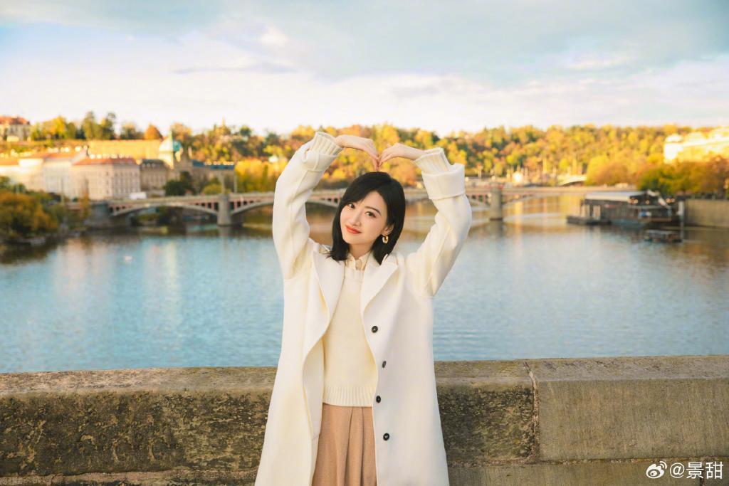 景甜穿白色大衣温柔优雅 回眸一笑太撩人