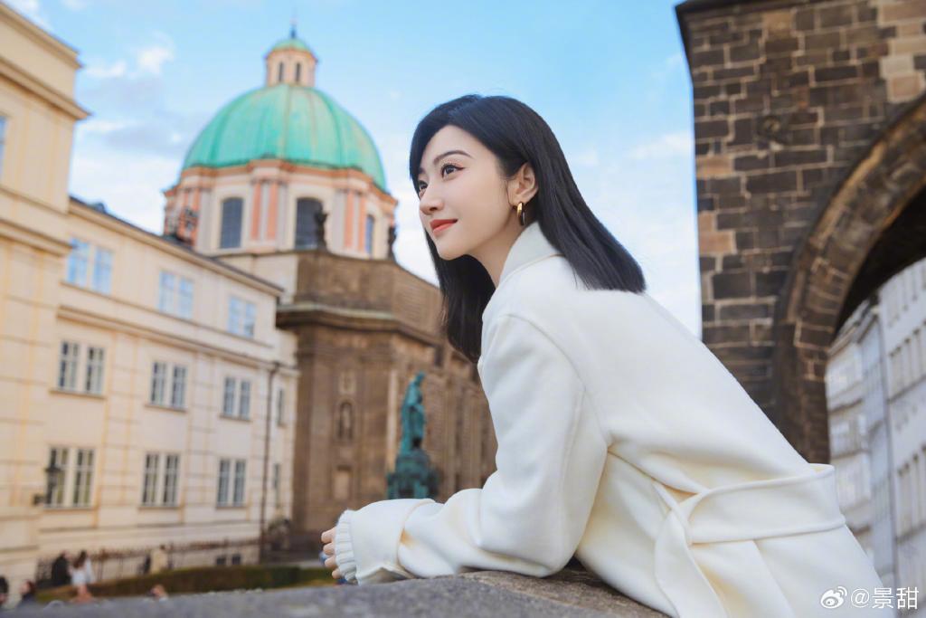 景甜穿白色大衣温柔优雅 回眸一笑太撩人