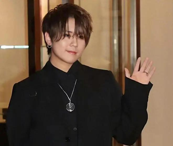 香港顶流姜涛被质疑假唱，怒挂素人照片开杠回怼后致歉