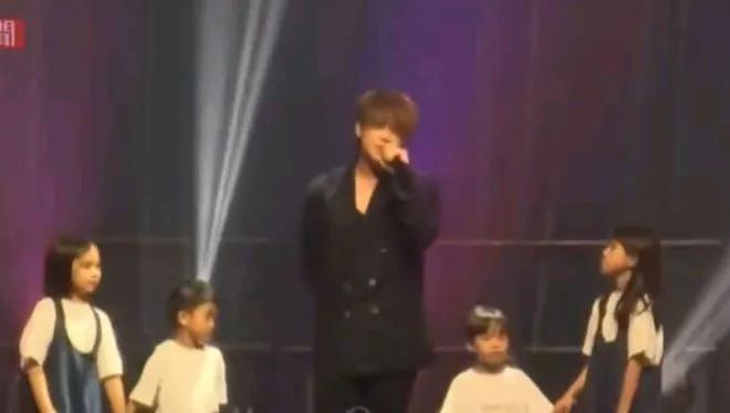 香港顶流姜涛被质疑假唱，怒挂素人照片开杠回怼后致歉