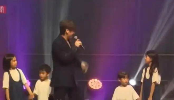 香港顶流姜涛被质疑假唱，怒挂素人照片开杠回怼后致歉