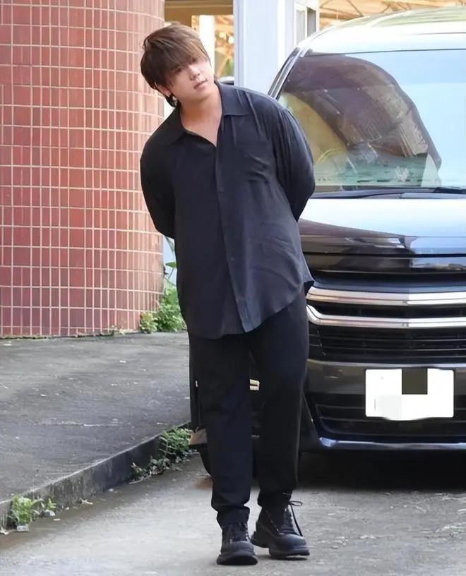 香港顶流姜涛被质疑假唱，怒挂素人照片开杠回怼后致歉