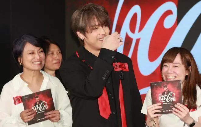 香港顶流姜涛被质疑假唱，怒挂素人照片开杠回怼后致歉