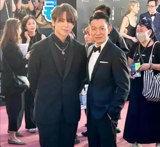 香港顶流姜涛被质疑假唱，怒挂素人照片开杠回怼后致歉