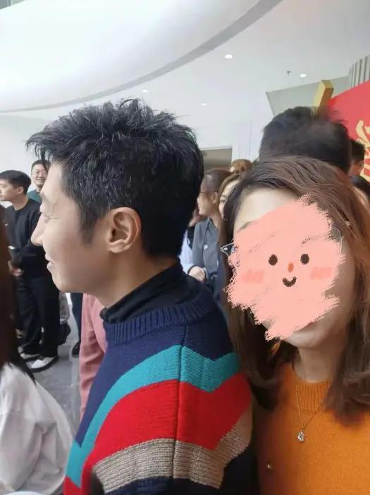撒贝宁夫妇海洋王国被偶遇，带娃打水仗家庭氛围超好