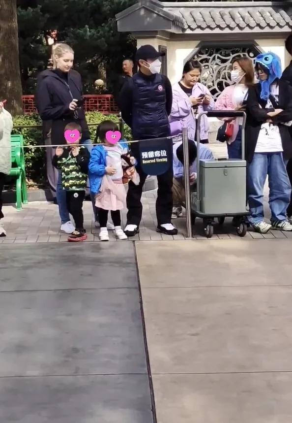 撒贝宁夫妇海洋王国被偶遇，带娃打水仗家庭氛围超好