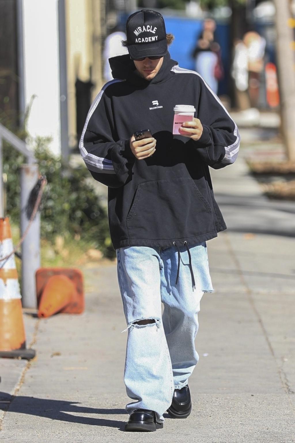 贾斯汀-比伯街头喝咖啡 享受悠闲生活