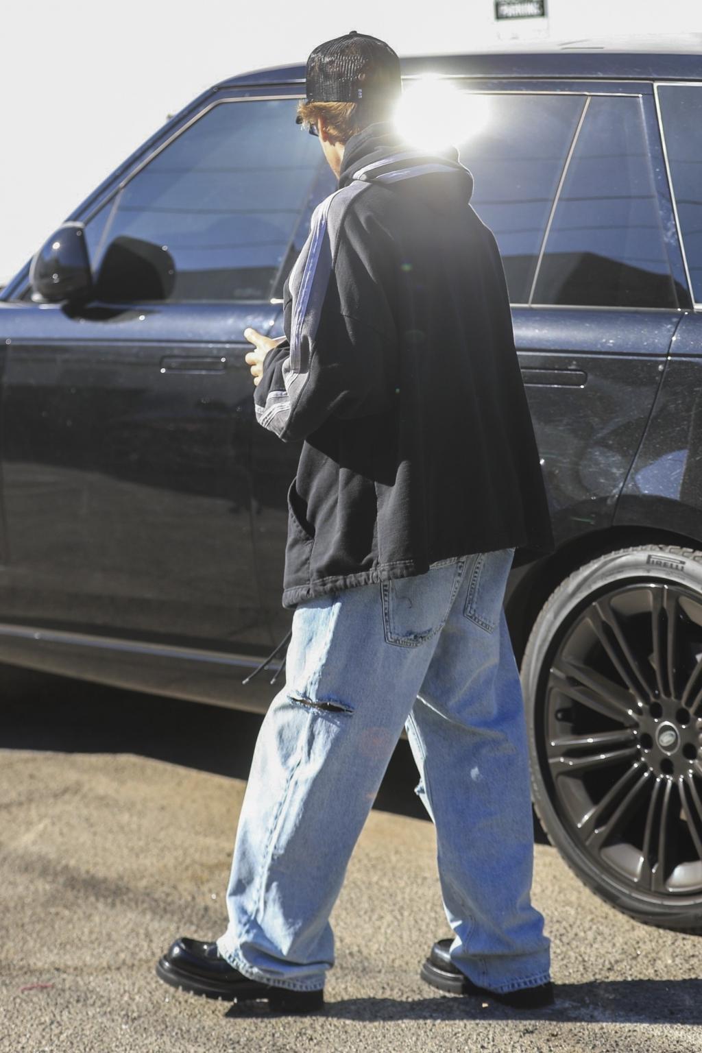 贾斯汀-比伯街头喝咖啡 享受悠闲生活