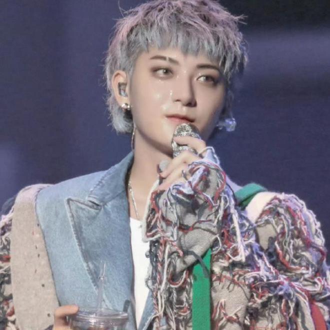 黄子韬医院被偶遇！因身体不适取消演唱会，毫无补偿遭大量脱粉！