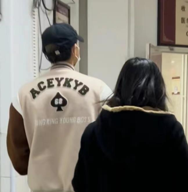 黄子韬医院被偶遇！因身体不适取消演唱会，毫无补偿遭大量脱粉！