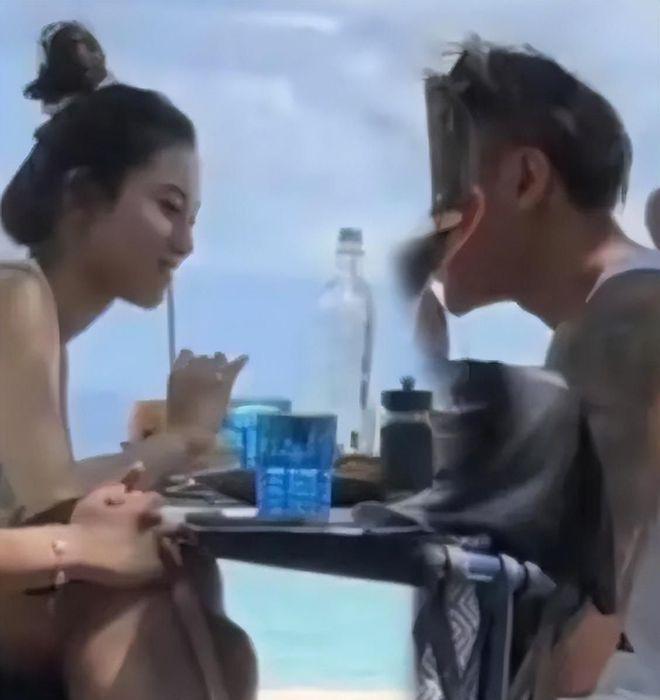 黄子韬医院被偶遇！因身体不适取消演唱会，毫无补偿遭大量脱粉！