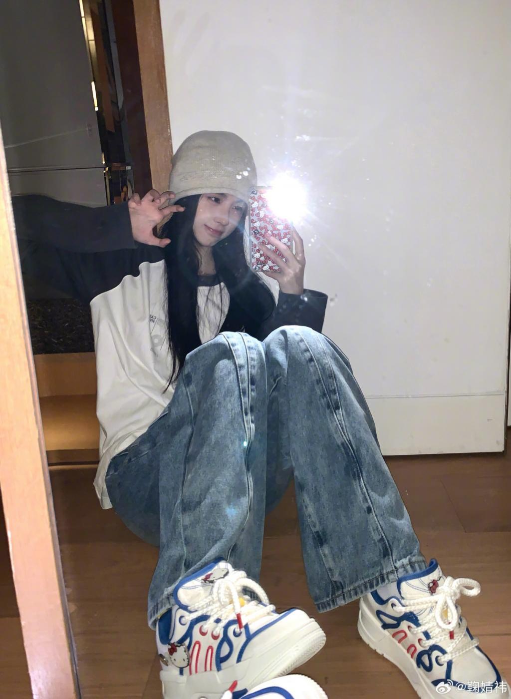 鞠婧祎穿白毛衣清纯可人 双手捧脸卖萌