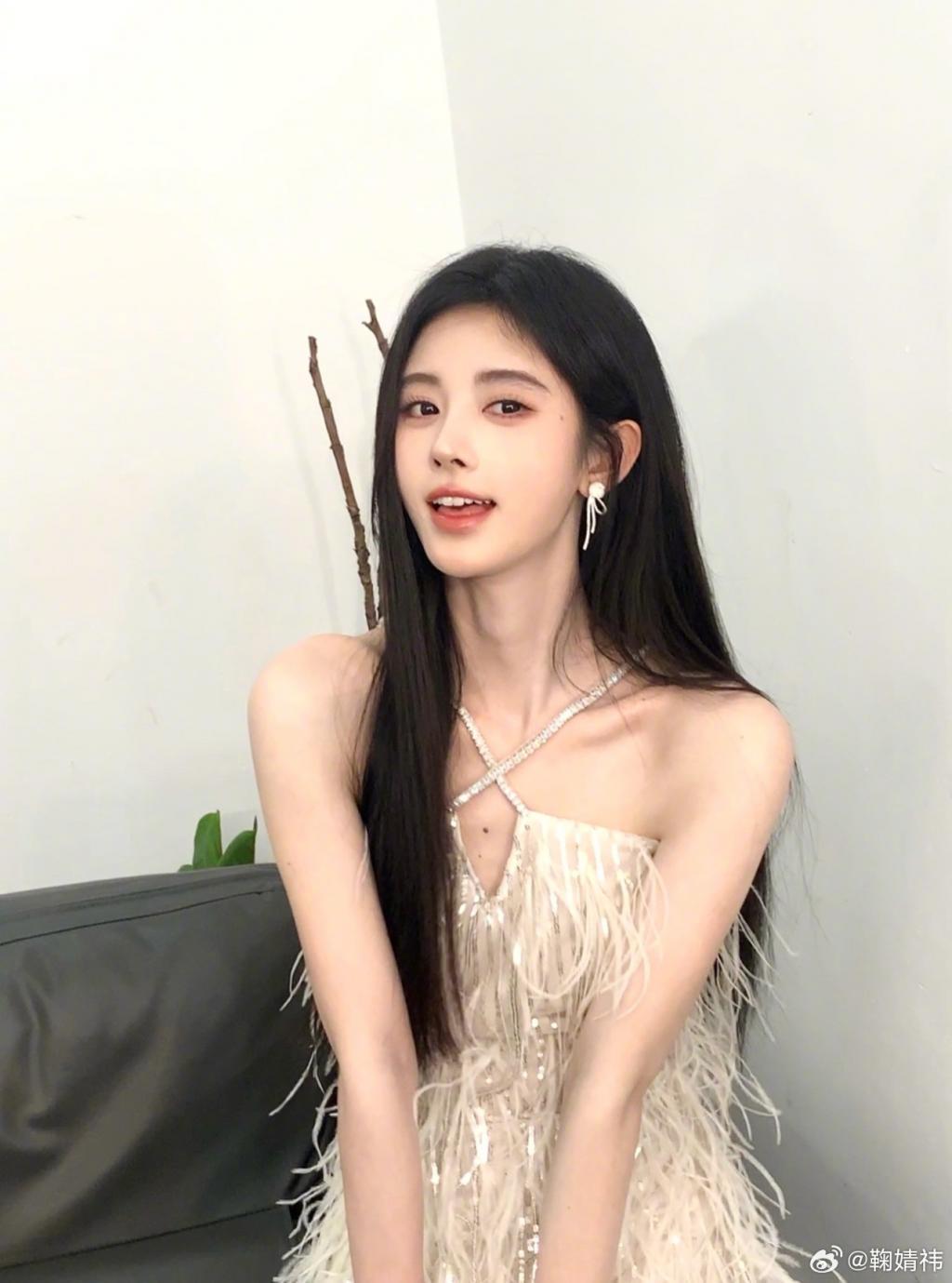 鞠婧祎穿白毛衣清纯可人 双手捧脸卖萌