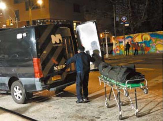 鲜血四溅，粉身碎骨！70岁华裔老人跳轨自杀，铁轨残肢断臂 四散一地！