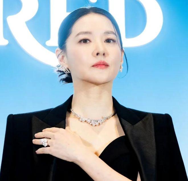 女神同台亮相：52岁李英爱优雅贵气，河智苑展示好身材