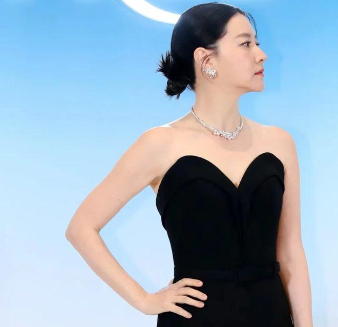 女神同台亮相：52岁李英爱优雅贵气，河智苑展示好身材