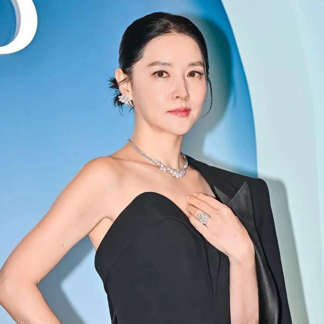 女神同台亮相：52岁李英爱优雅贵气，河智苑展示好身材