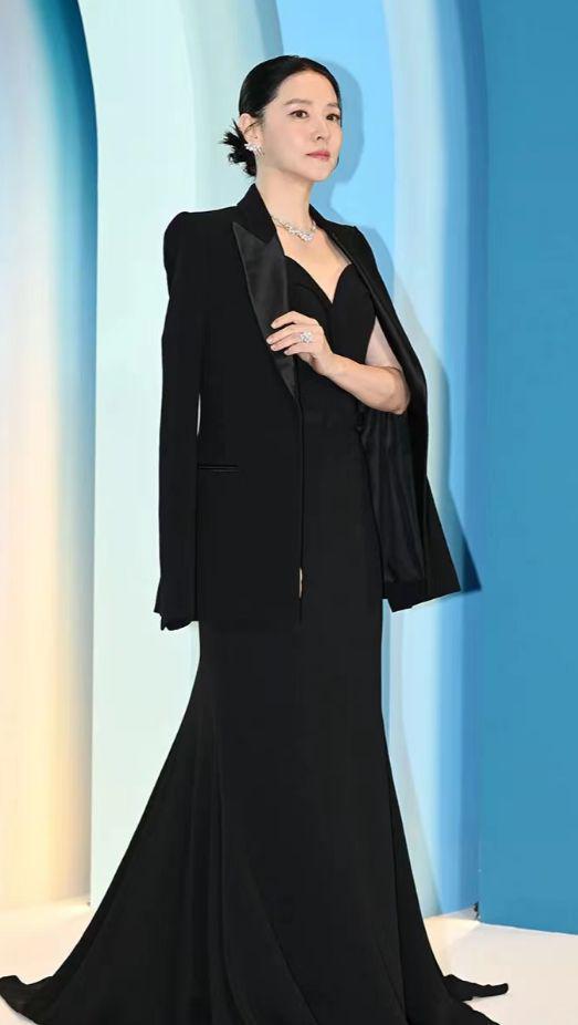 女神同台亮相：52岁李英爱优雅贵气，河智苑展示好身材