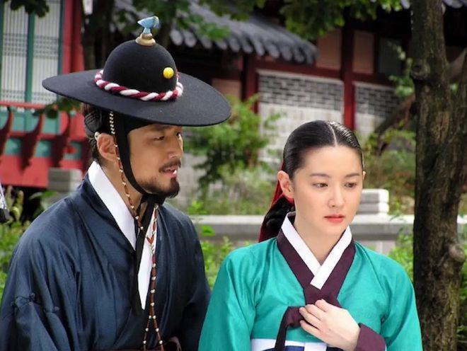 女神同台亮相：52岁李英爱优雅贵气，河智苑展示好身材