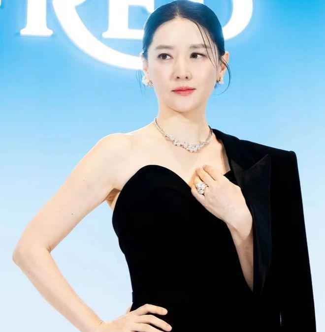 女神同台亮相：52岁李英爱优雅贵气，河智苑展示好身材