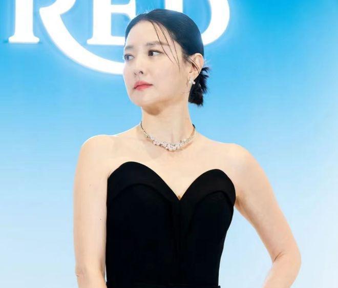 女神同台亮相：52岁李英爱优雅贵气，河智苑展示好身材