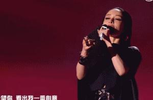 萧亚轩回归首唱惹争议，蹲下艰难起身，被质疑假唱