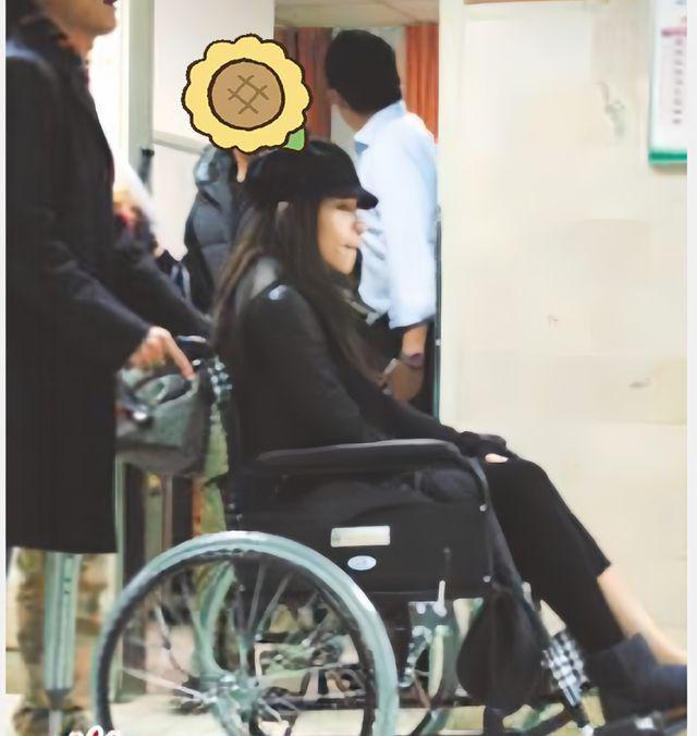 萧亚轩回归首唱惹争议，蹲下艰难起身，被质疑假唱