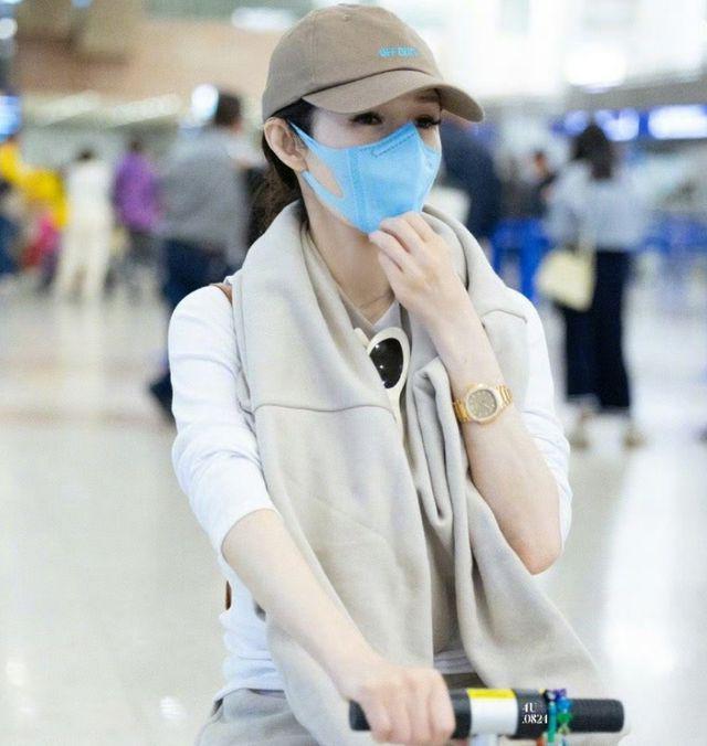 萧亚轩回归首唱惹争议，蹲下艰难起身，被质疑假唱