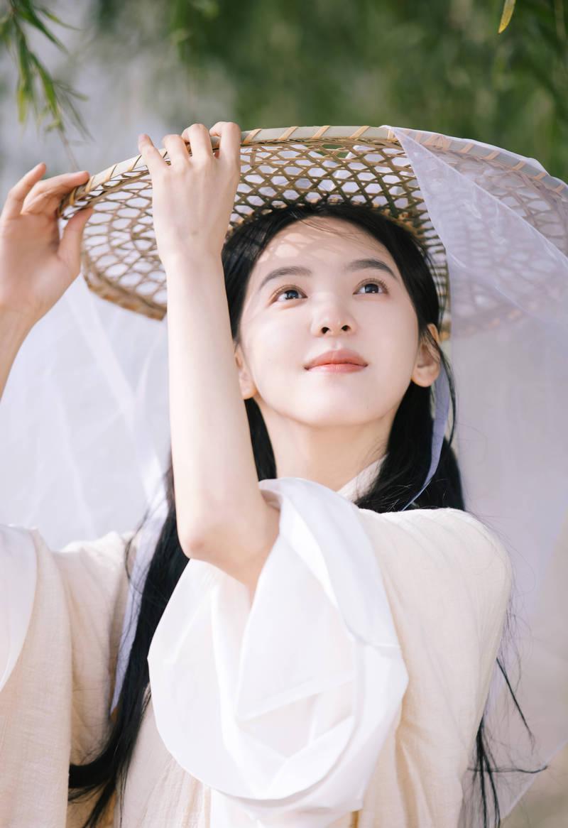 章若楠一袭古风白衣头戴幕帘 气质清雅温婉