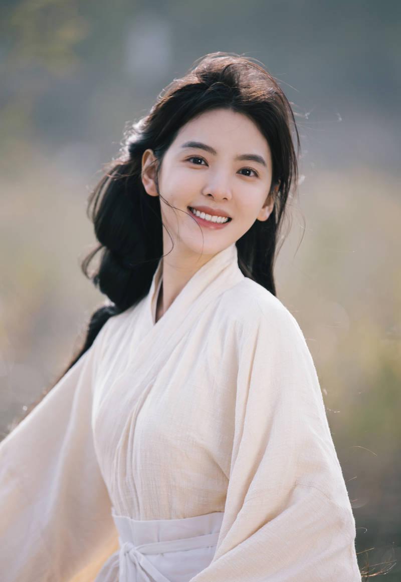 章若楠一袭古风白衣头戴幕帘 气质清雅温婉