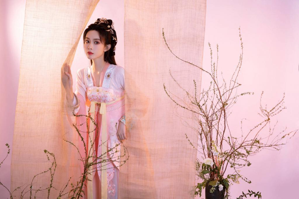 孟子义古风造型明媚灵动 宛如古画少女