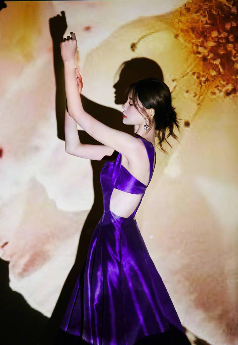 沈梦辰露性感美背 散发迷人的熟女气质