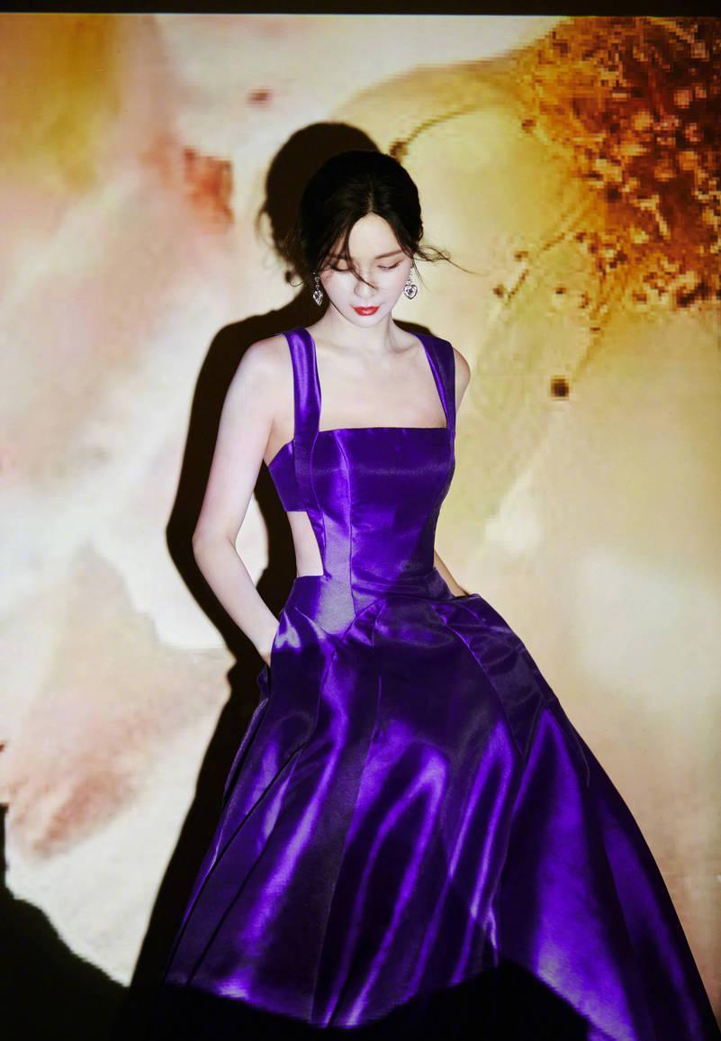 沈梦辰露性感美背 散发迷人的熟女气质