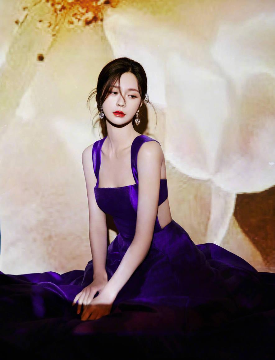 沈梦辰露性感美背 散发迷人的熟女气质